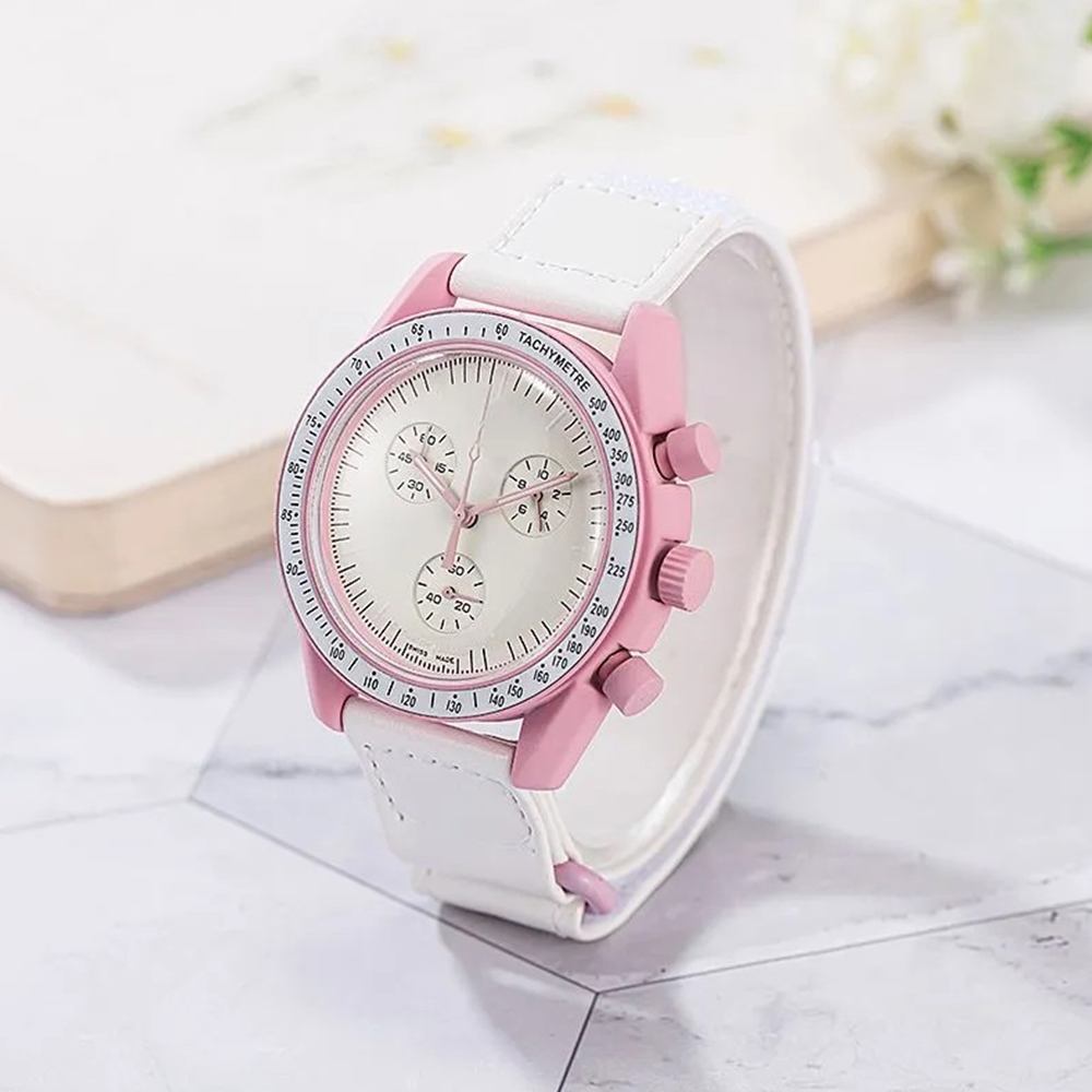 Moteriškas laikrodis su baltu dirželiu ir rožiniu korpusu