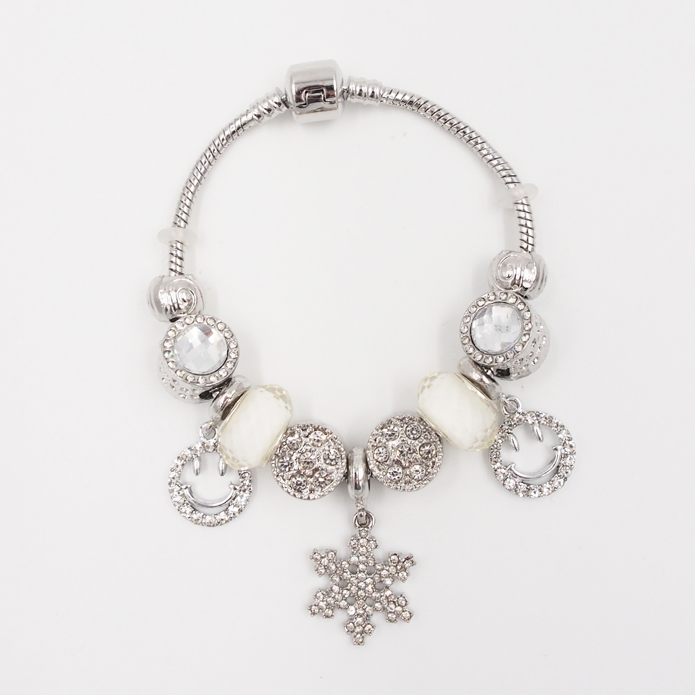 Sidabrinės spalvos apyrankė su snaige