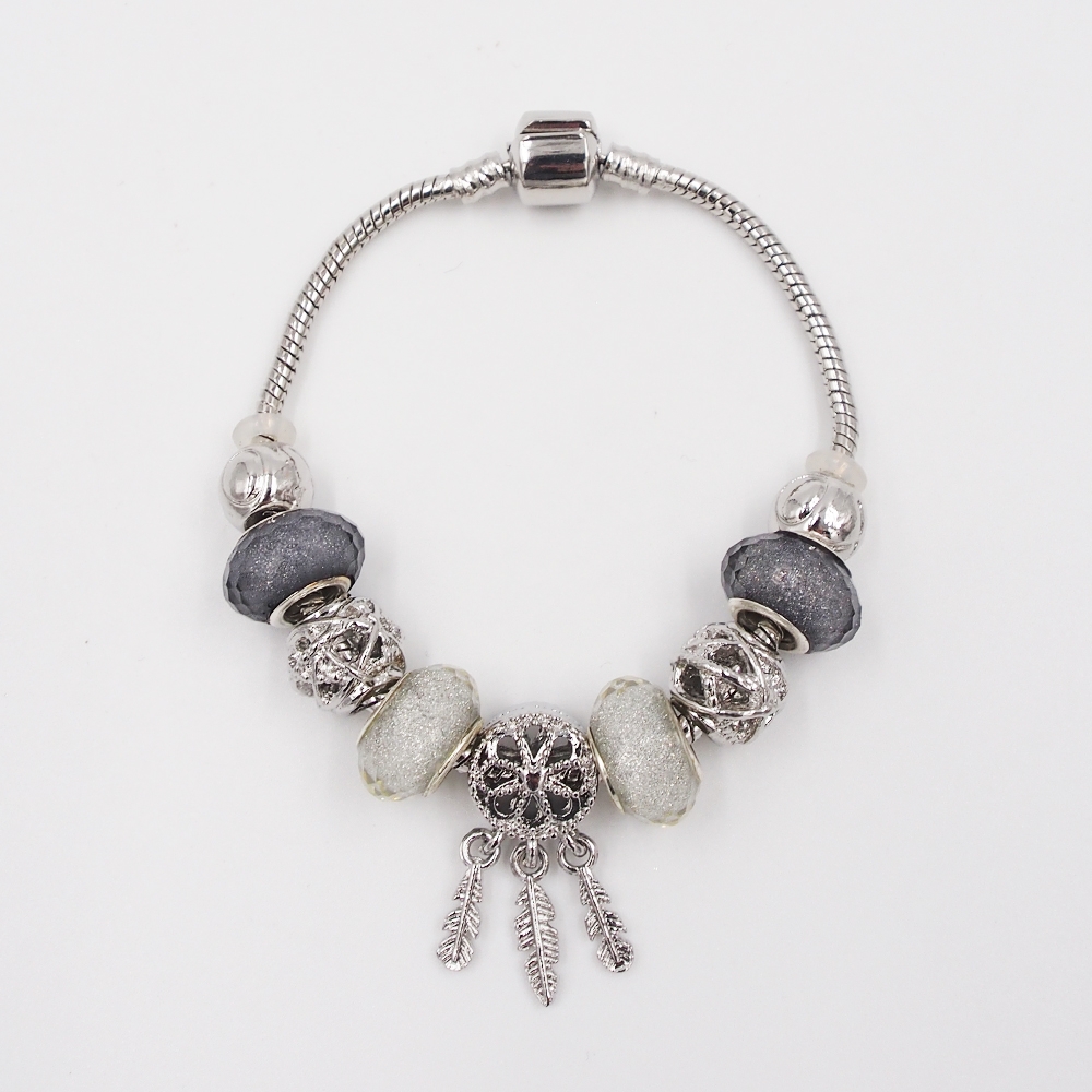 Sidabrinės spalvos apyrankė su baltais akcentais