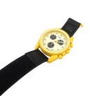 vyriskas-laikrodis-su-geltonu-korpusu-ir-juodu-dirzeliu.jpg