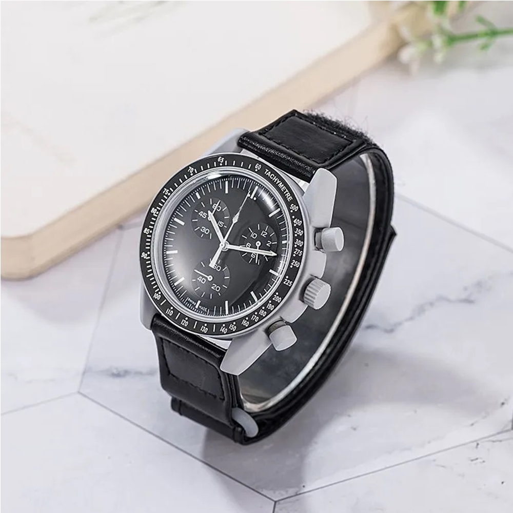 Vyriškas laikrodis su juodu dirželiu ir pilku korpusu